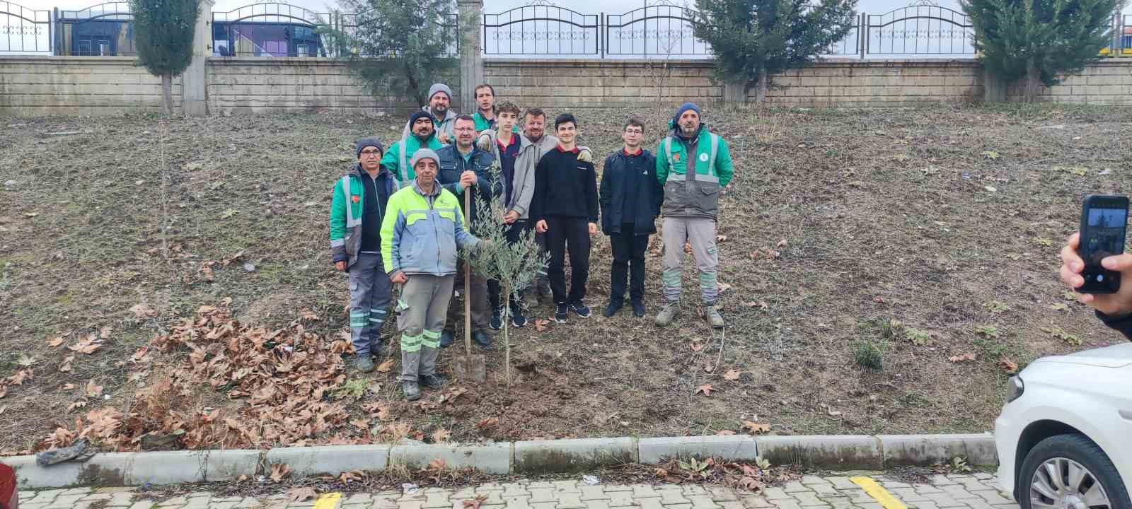 Meslek lisesinin 63. yaşında 63 adet zeytin ağacı sonsuzluğa kök saldı
