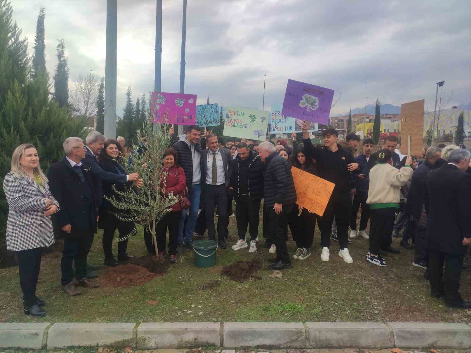 Meslek lisesinin 63. yaşında 63 adet zeytin ağacı sonsuzluğa kök saldı
