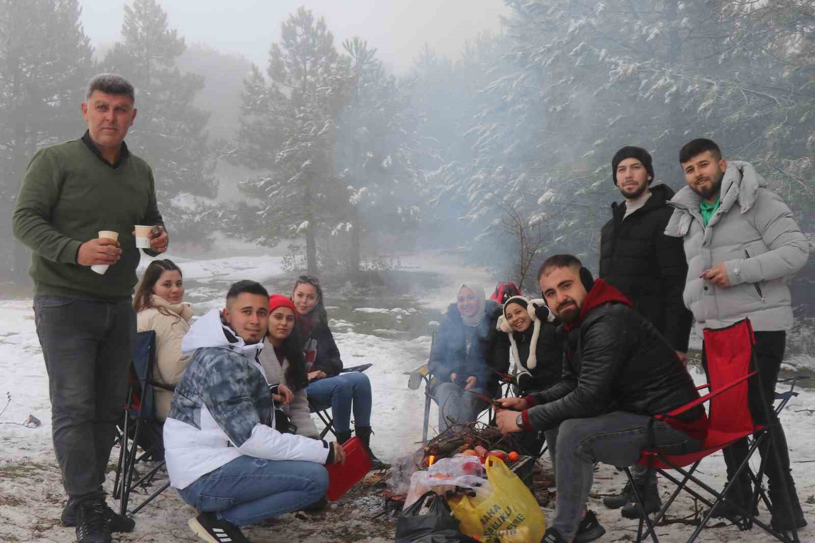 Süleymanlı Yayla Gölünde kar ve sisin birleşimi mest etti
