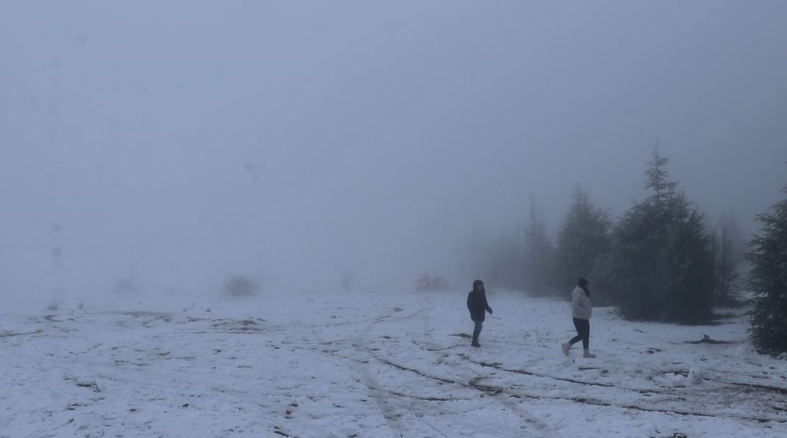 Süleymanlı Yayla Gölünde kar ve sisin birleşimi mest etti
