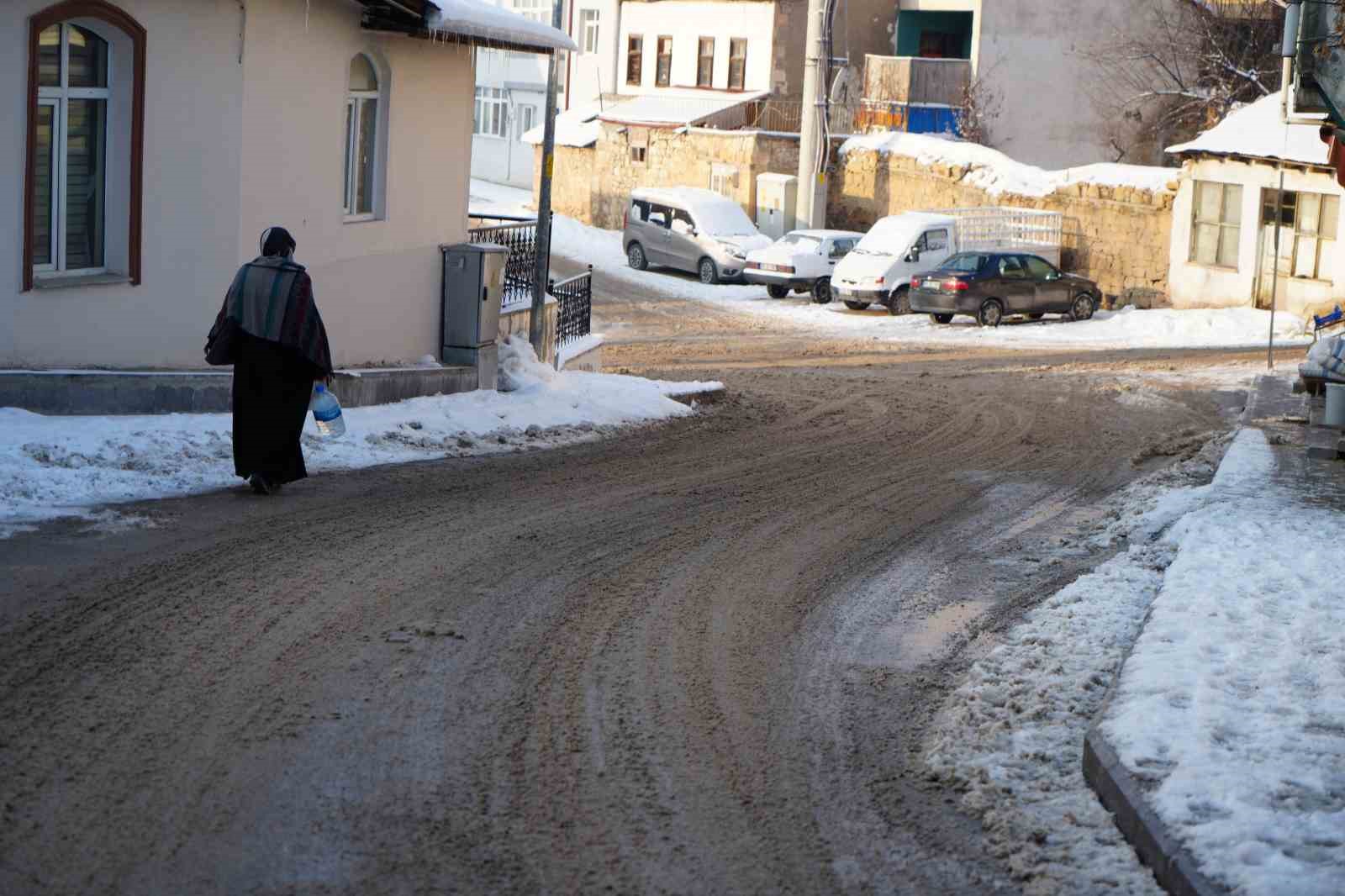 Bayburt’a yeni yılın ilk karının yağmasıyla kent beyaz örtüyle kaplandı
