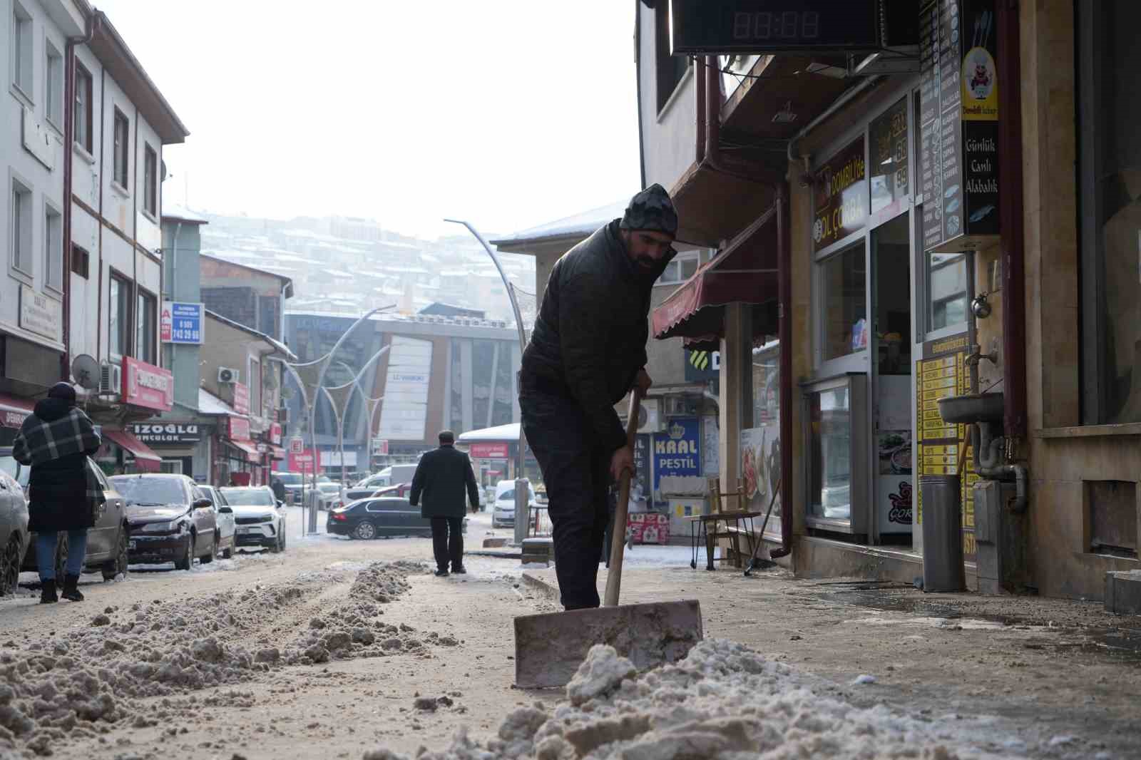 Bayburt’a yeni yılın ilk karının yağmasıyla kent beyaz örtüyle kaplandı
