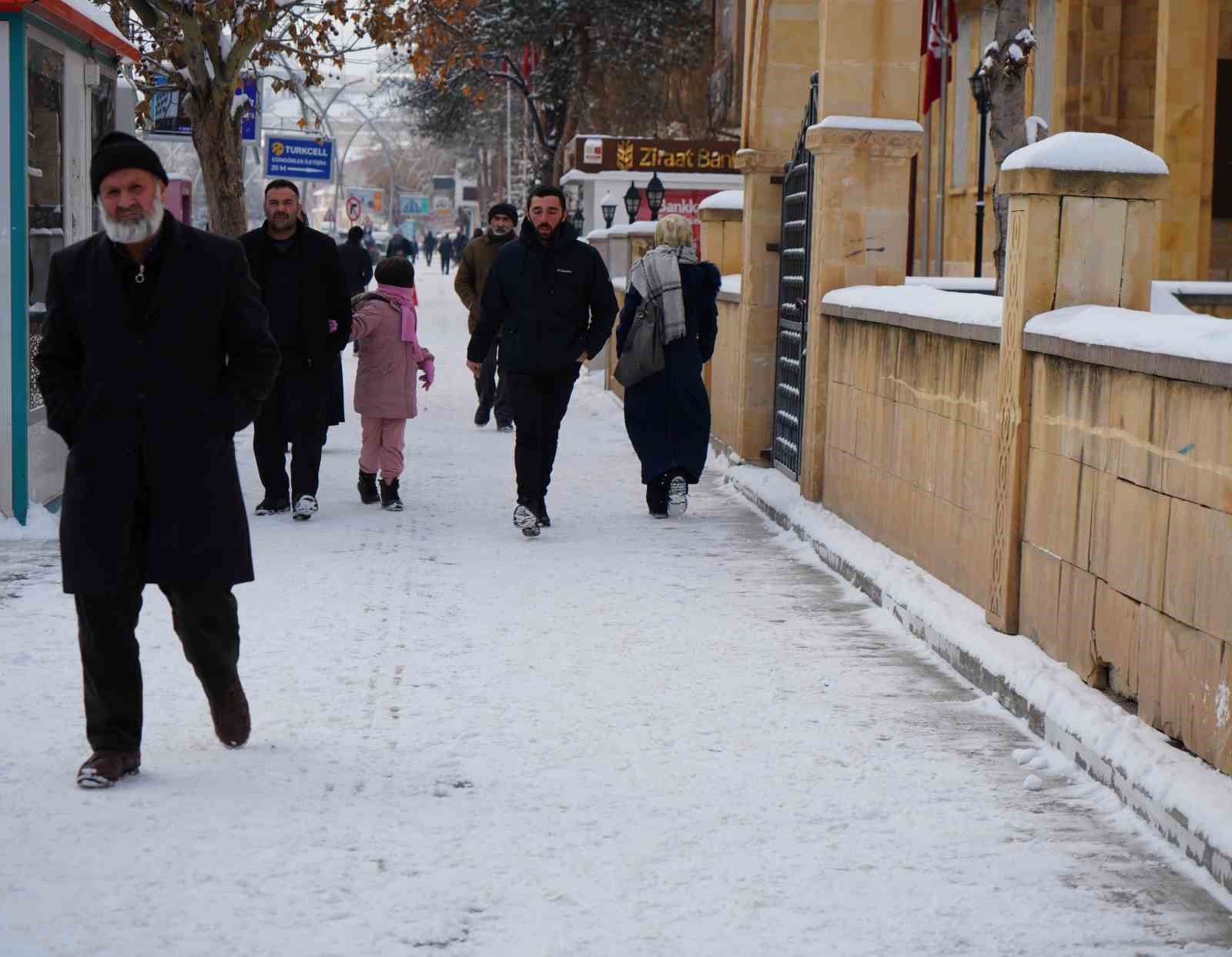 Bayburt’a yeni yılın ilk karının yağmasıyla kent beyaz örtüyle kaplandı
