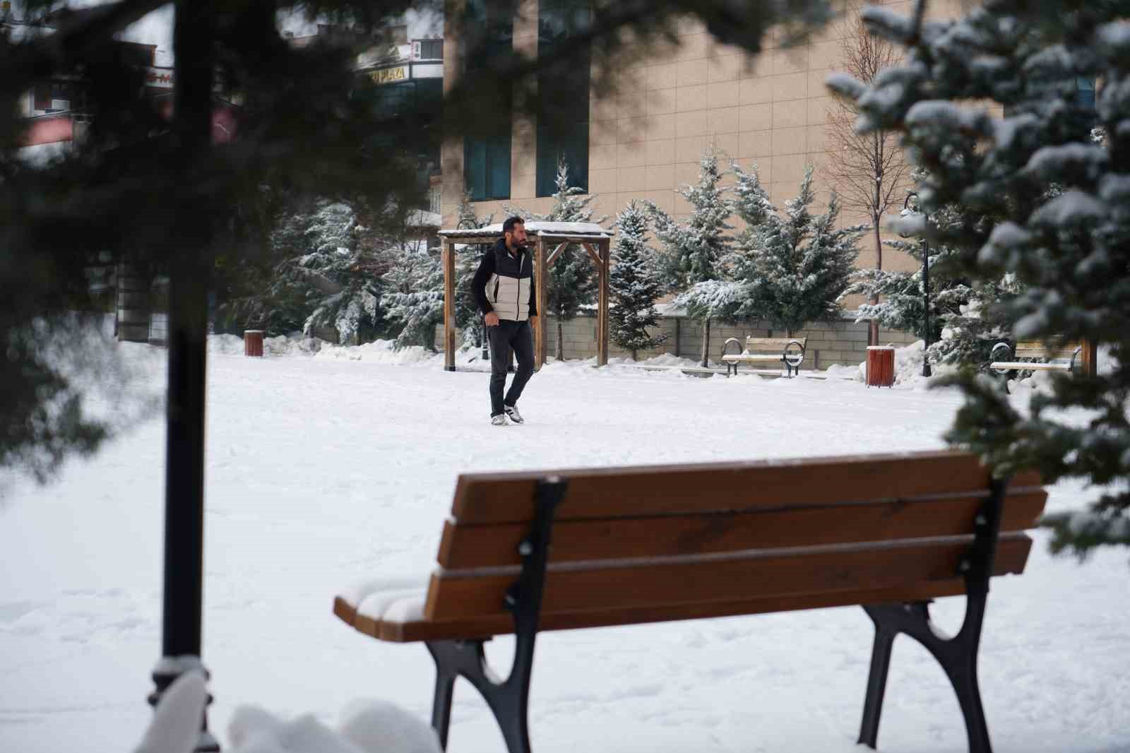 Bayburt’a yeni yılın ilk karının yağmasıyla kent beyaz örtüyle kaplandı
