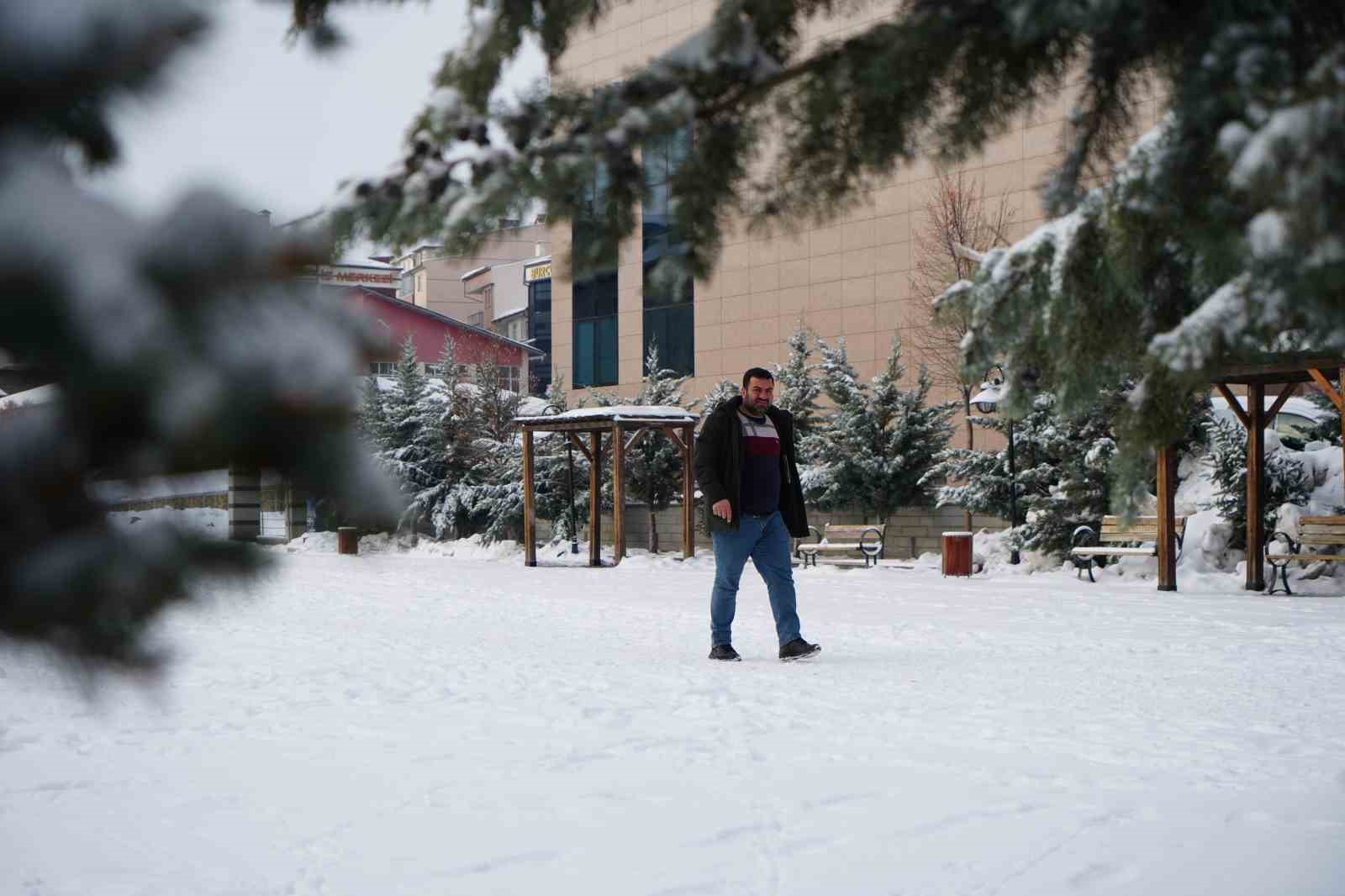 Bayburt’a yeni yılın ilk karının yağmasıyla kent beyaz örtüyle kaplandı
