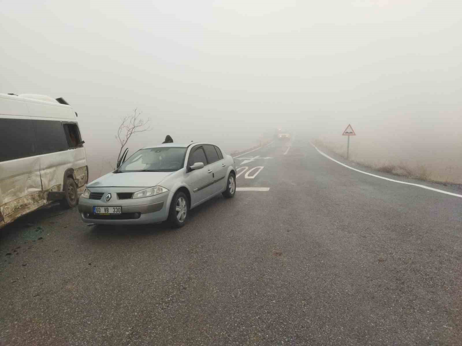 Öğrenci servisi ile otomobil çarpıştı: 10 yaralı
