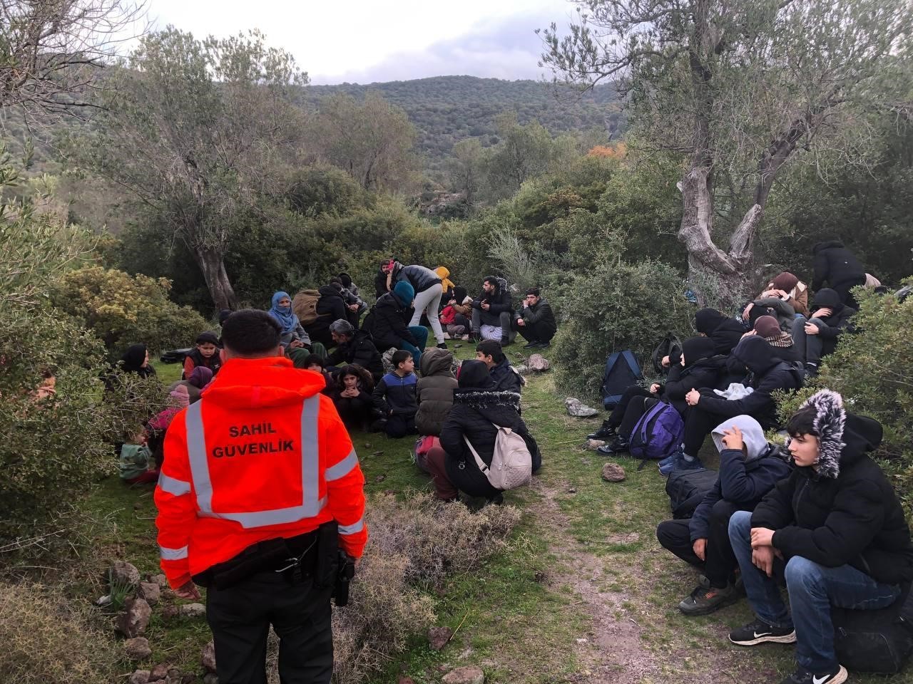 İzmir’de Sahil Güvenlik’ten göçmen mesaisi: Karada yakaladı, denizden kurtardı
