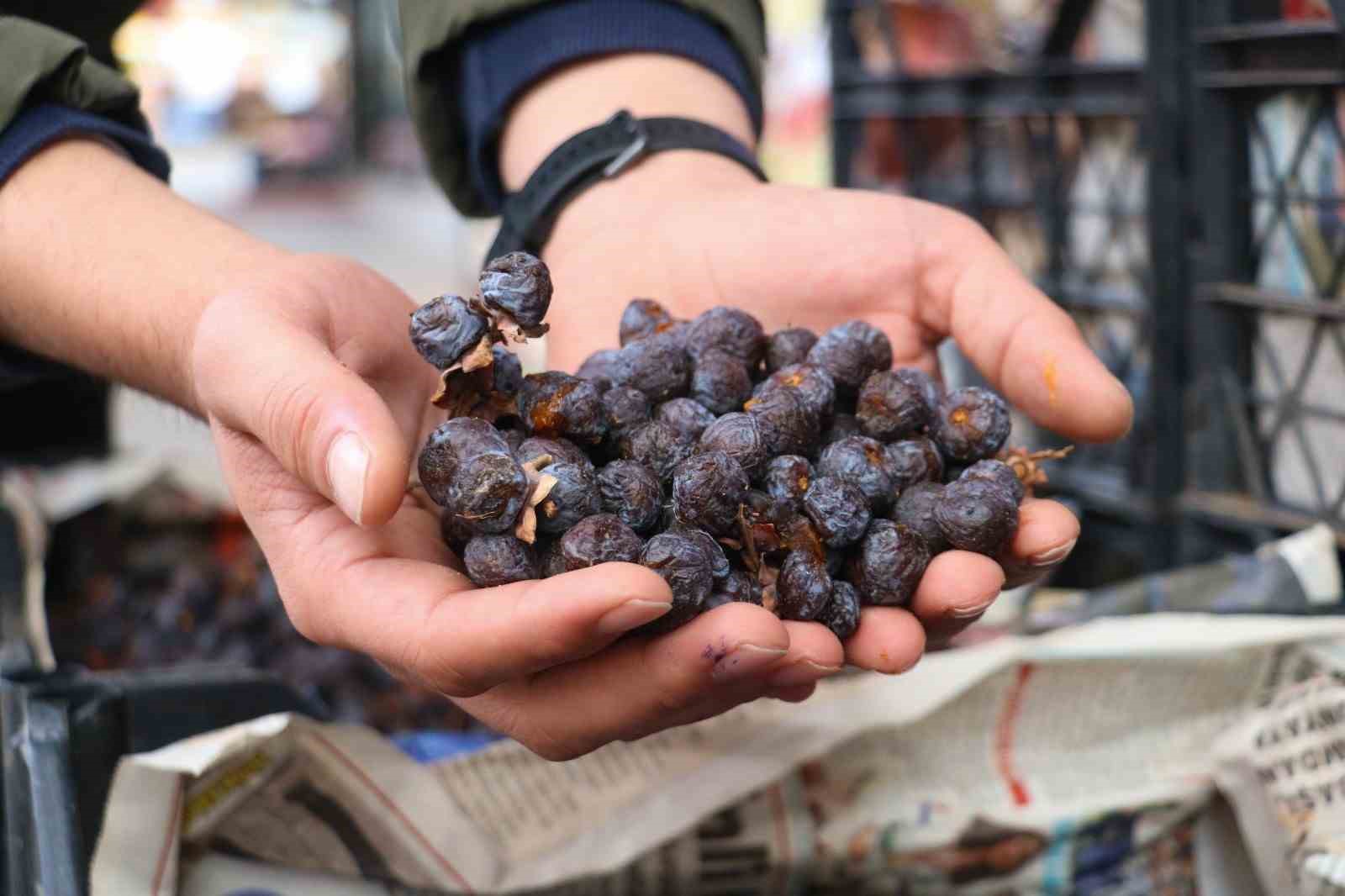 İki yılda bir meyve veren ağacın meyvesi, olgunlaşınca değil çürüyünce tüketiliyor
