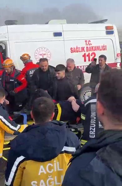 Erzurum’da ambulans kaza yaptı: 3 yaralı
