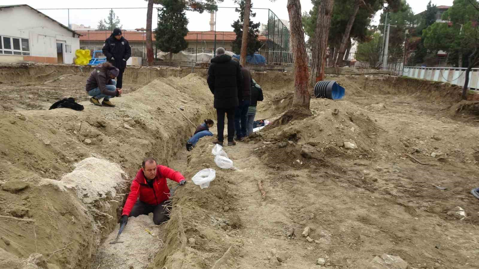 Öğretmenevi bahçesinden çıkan kemikler için antropologlar sahada çalışma başlattı
