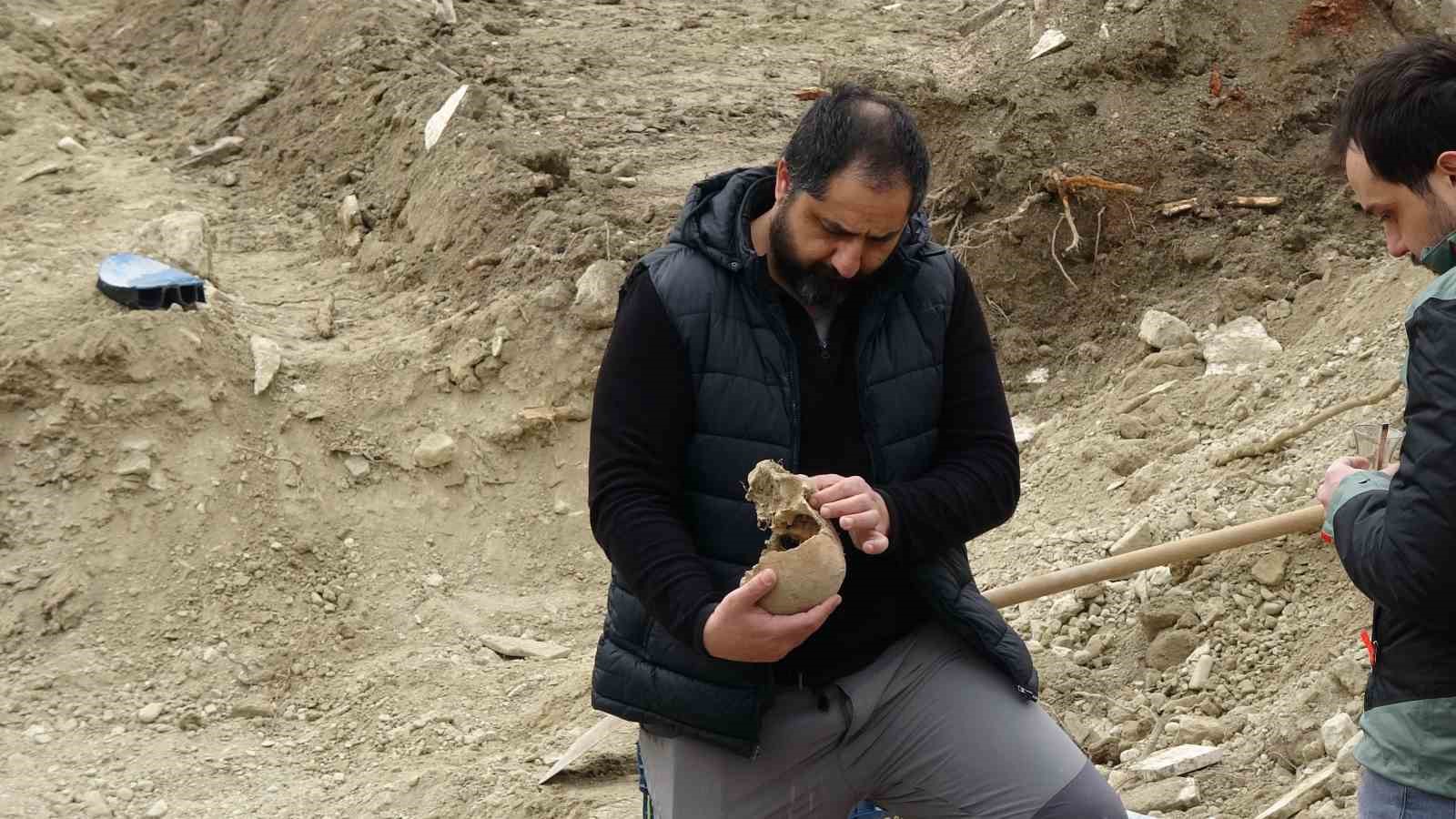 Öğretmenevi bahçesinden çıkan kemikler için antropologlar sahada çalışma başlattı
