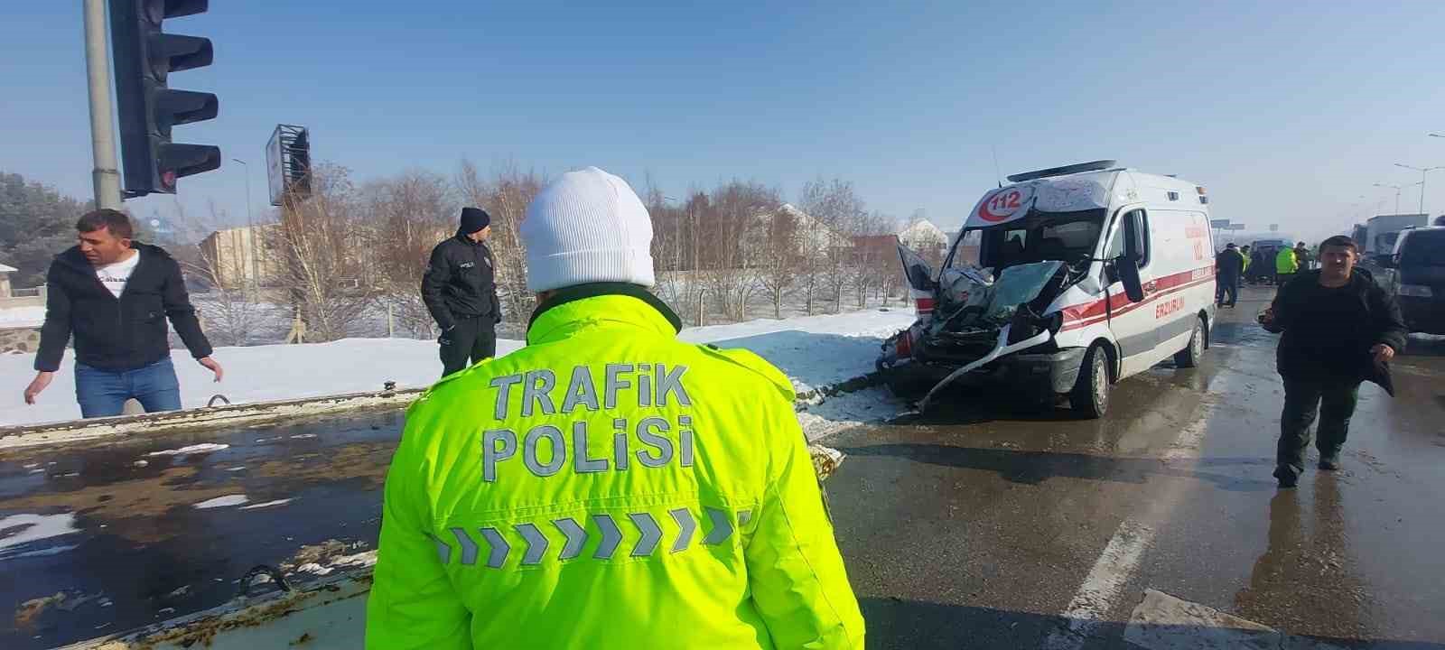 Erzurum’da ambulanslarında karıştığı trafik kazası: 9 yaralı
