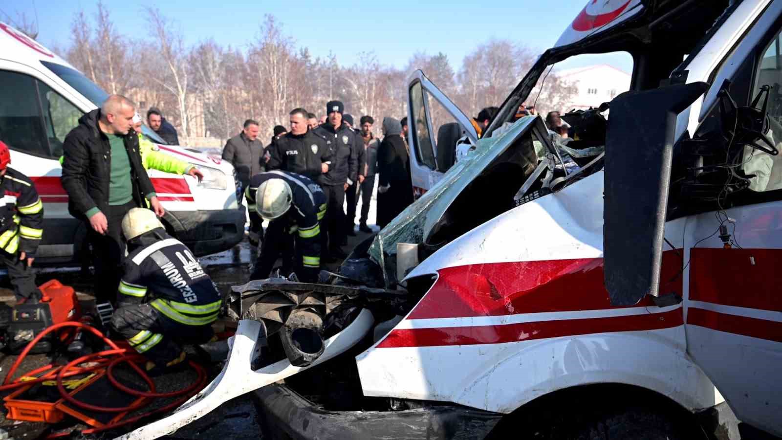 Erzurum’da ambulanslarında karıştığı trafik kazası: 9 yaralı
