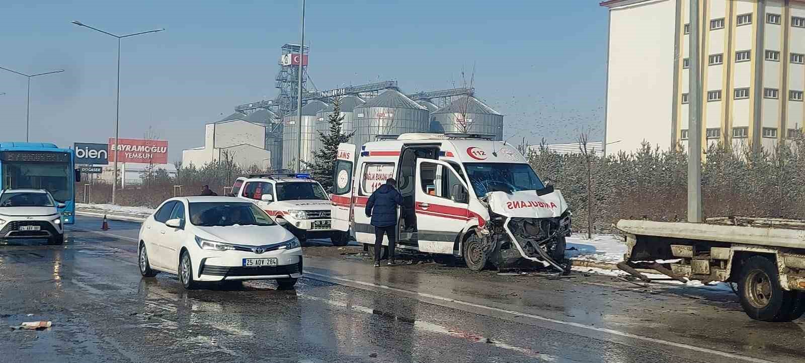 Erzurum’da ambulanslarında karıştığı trafik kazası: 9 yaralı
