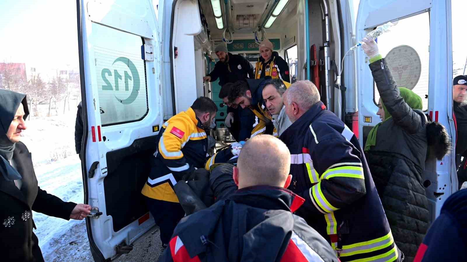 Erzurum’da ambulanslarında karıştığı trafik kazası: 9 yaralı
