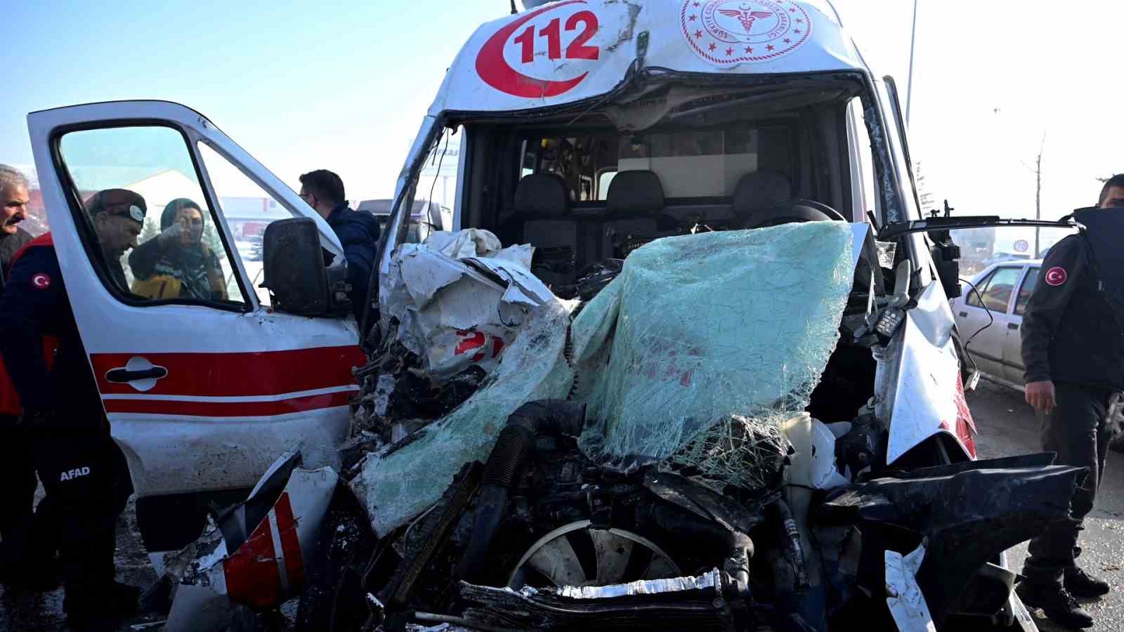 Erzurum’da ambulanslarında karıştığı trafik kazası: 9 yaralı
