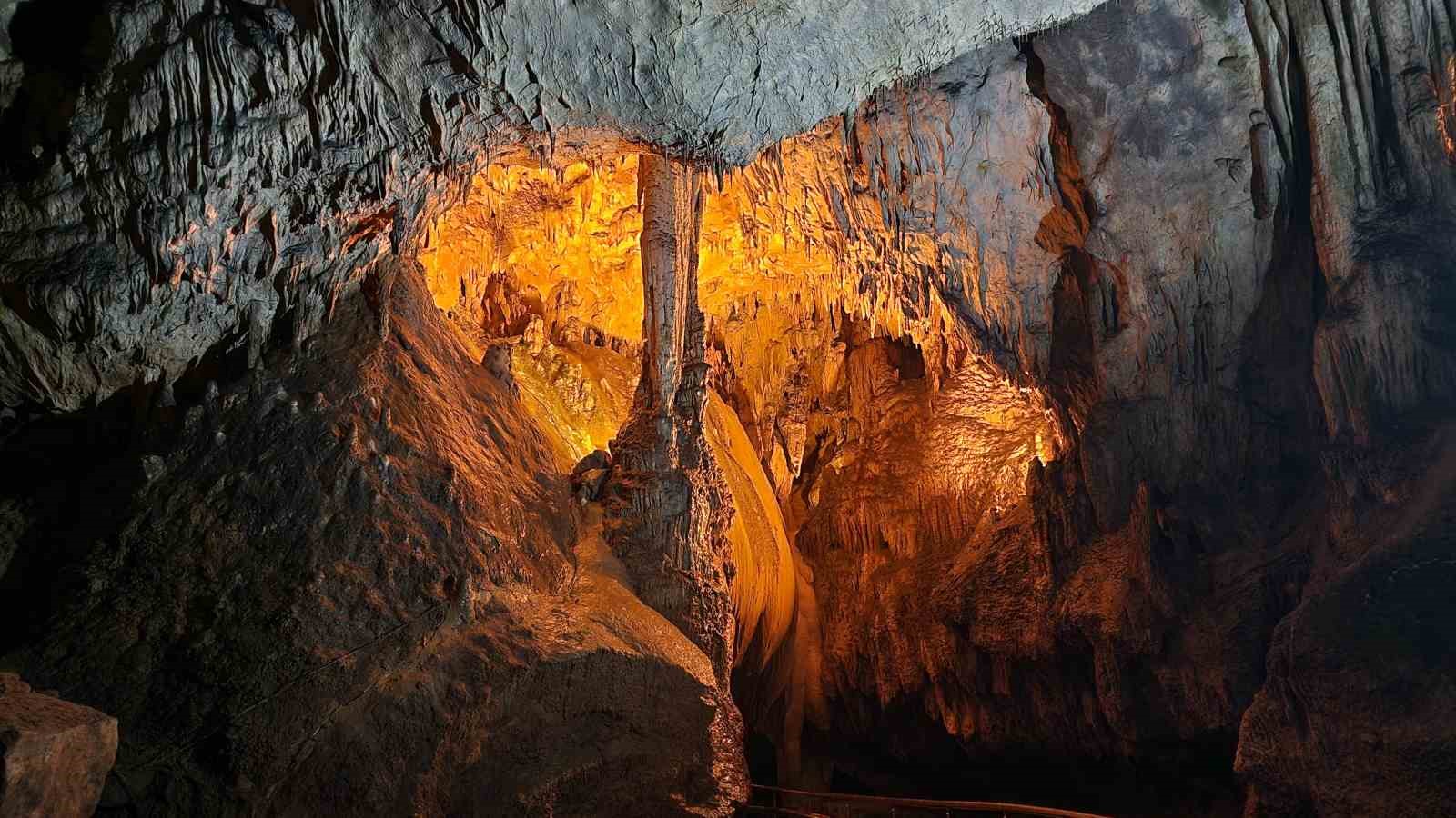 Türkiye’nin en uzun onuncu mağarası ziyaretçi rekoru kırdı
