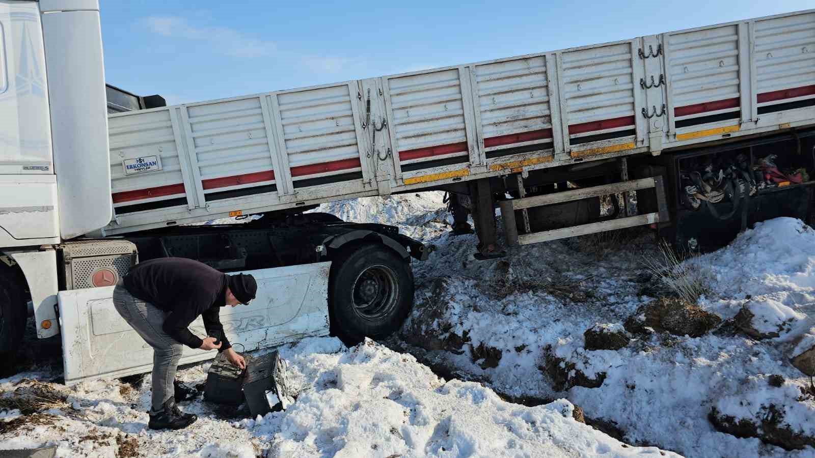 Kaygan yolda kontrolden çıkan tır şarampole düştü
