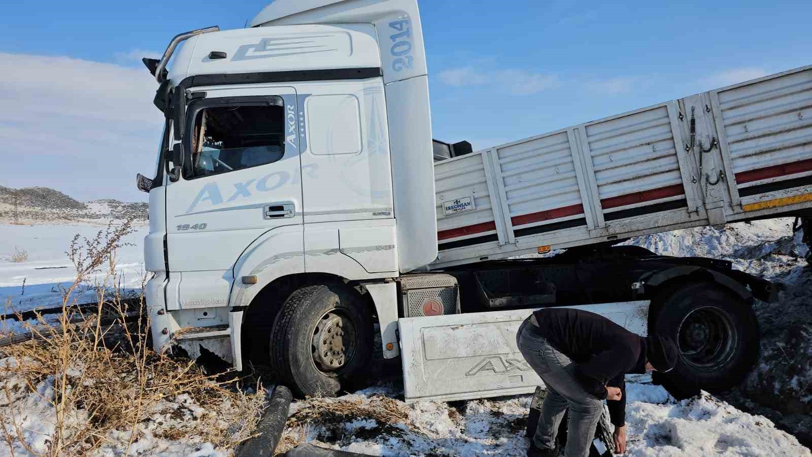 Kaygan yolda kontrolden çıkan tır şarampole düştü
