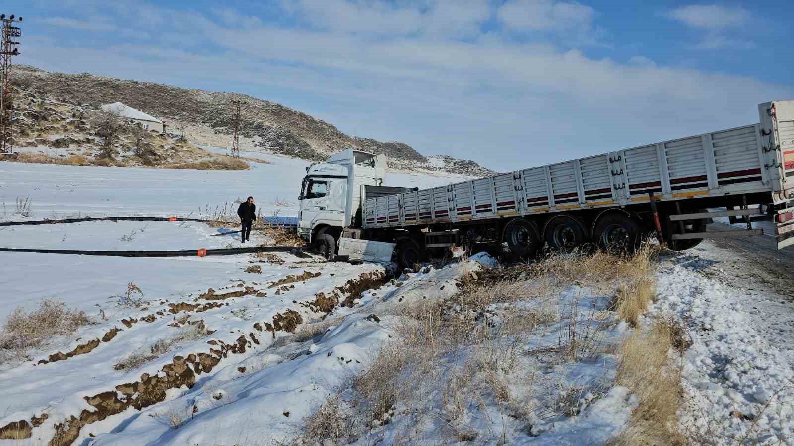 Kaygan yolda kontrolden çıkan tır şarampole düştü
