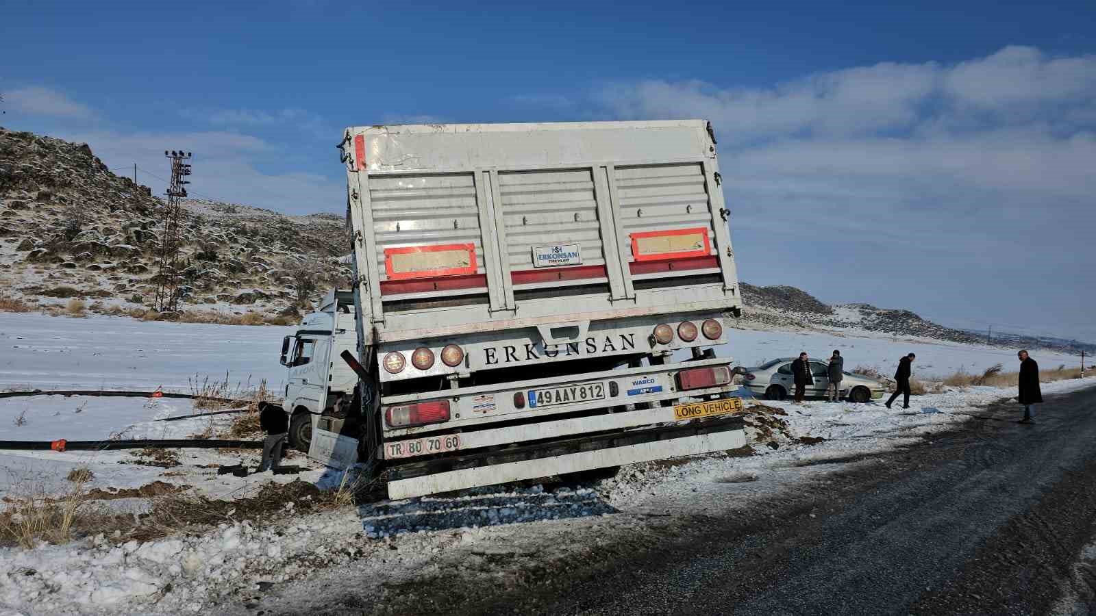 Kaygan yolda kontrolden çıkan tır şarampole düştü
