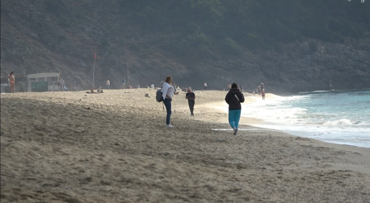 Alanya’da turistler sıcak havanın keyfini plajda çıkardı
