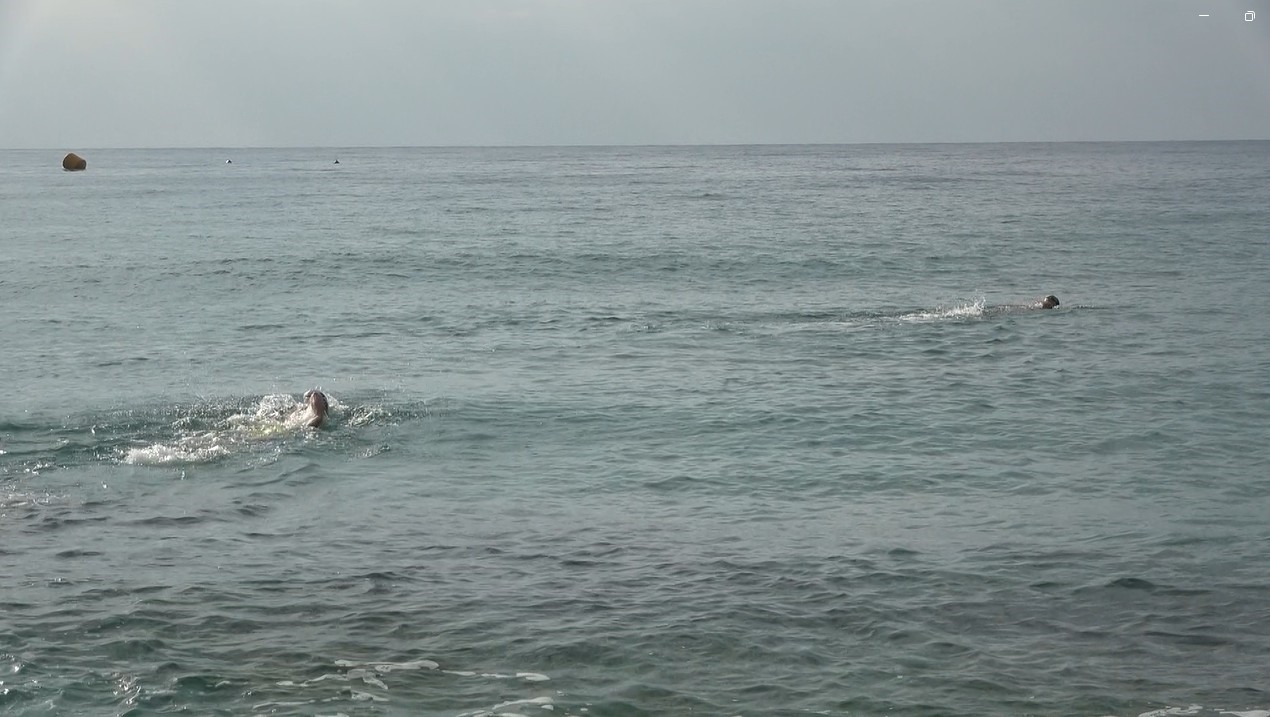 Alanya’da turistler sıcak havanın keyfini plajda çıkardı
