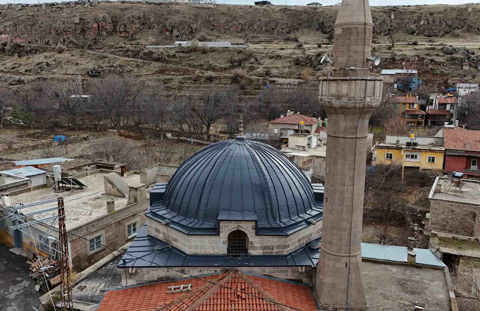 571 yıllık cami dimdik ayakta
