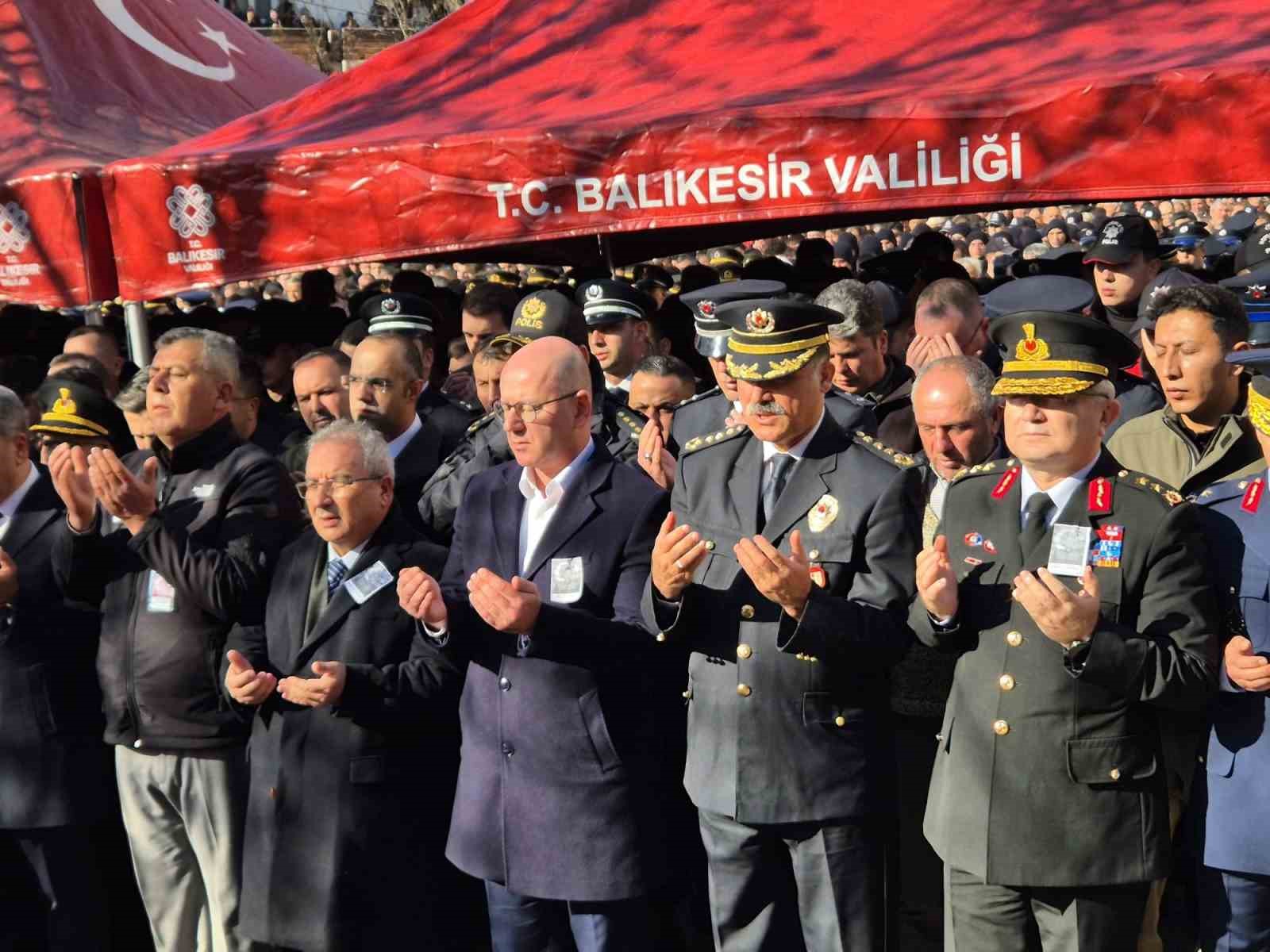 Şehit polis memuru Emirhan Aramış son yolculuğuna uğurlandı
