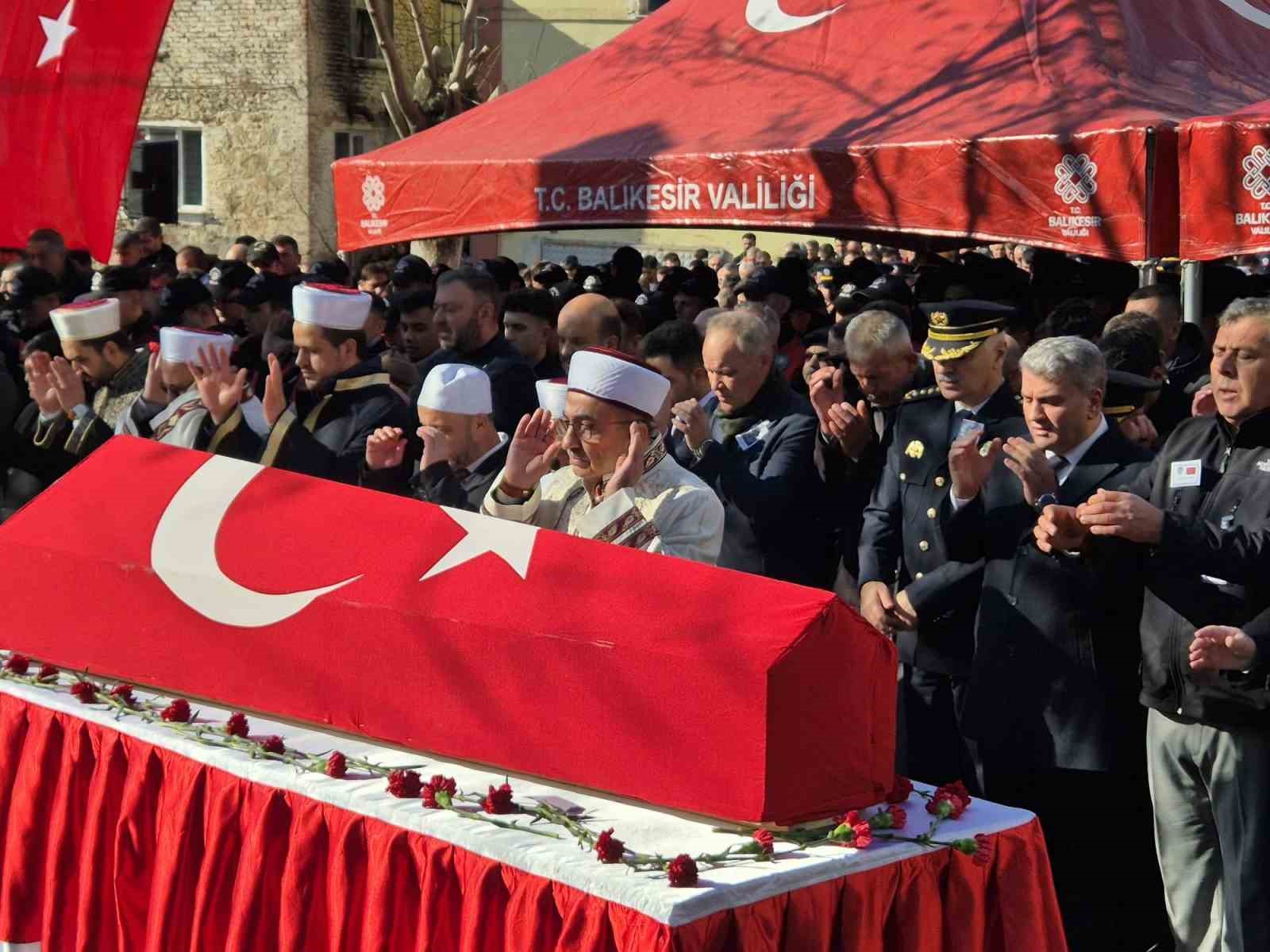 Şehit polis memuru Emirhan Aramış son yolculuğuna uğurlandı
