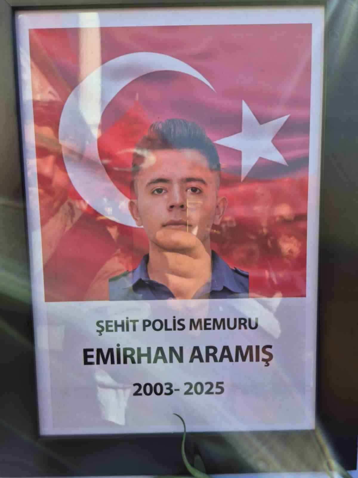 Şehit polis memuru Emirhan Aramış son yolculuğuna uğurlandı
