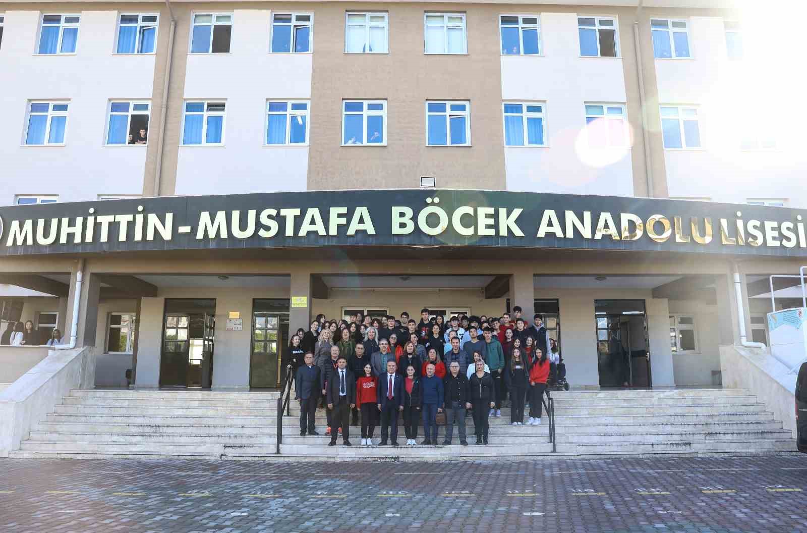 Gençliğinde çift sürdüğü araziyi bağışladı, yapılan okulun sıralarında gençlere öğüt verdi
