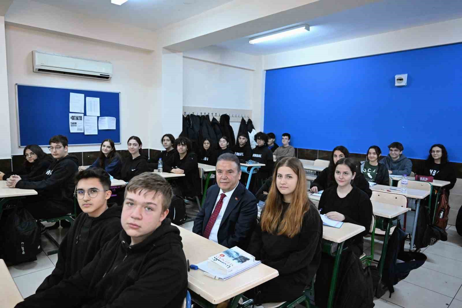 Gençliğinde çift sürdüğü araziyi bağışladı, yapılan okulun sıralarında gençlere öğüt verdi
