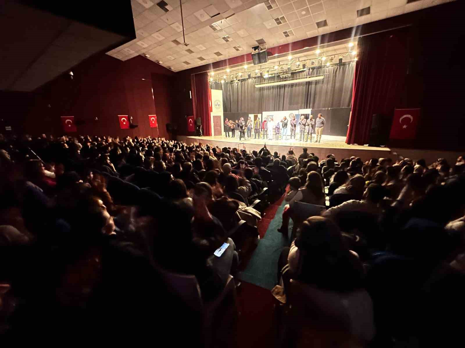 Elazığ Belediyesinin düzenlediği gösteriye yoğun ilgi
