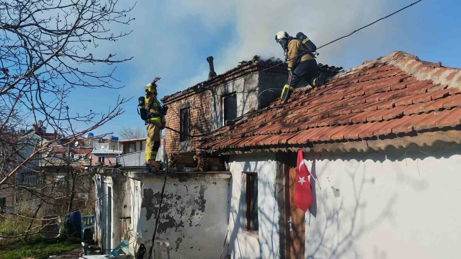 Erdek’te bir ev yangında kullanılmaz hale geldi
