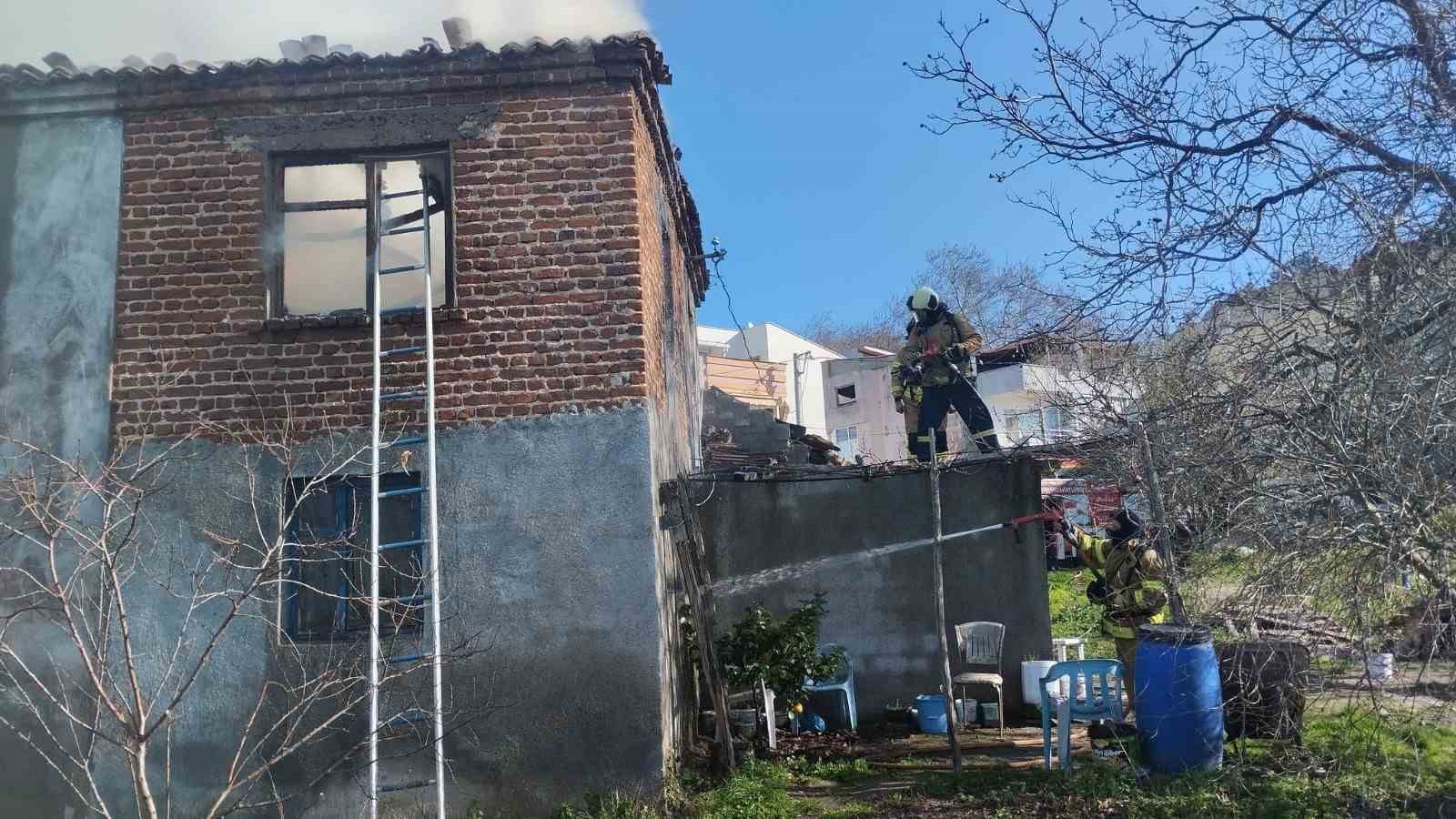 Erdek’te bir ev yangında kullanılmaz hale geldi
