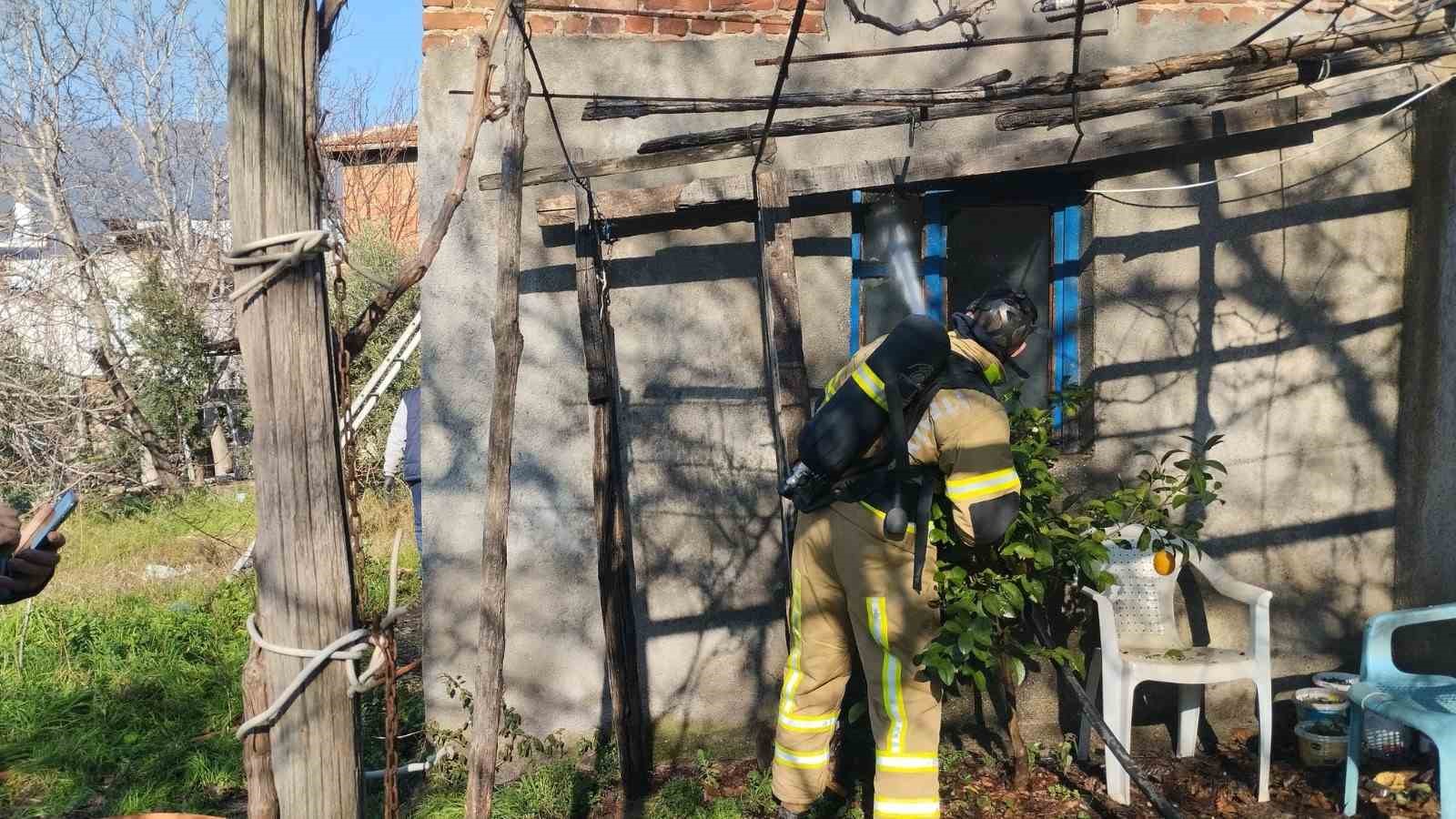 Erdek’te bir ev yangında kullanılmaz hale geldi
