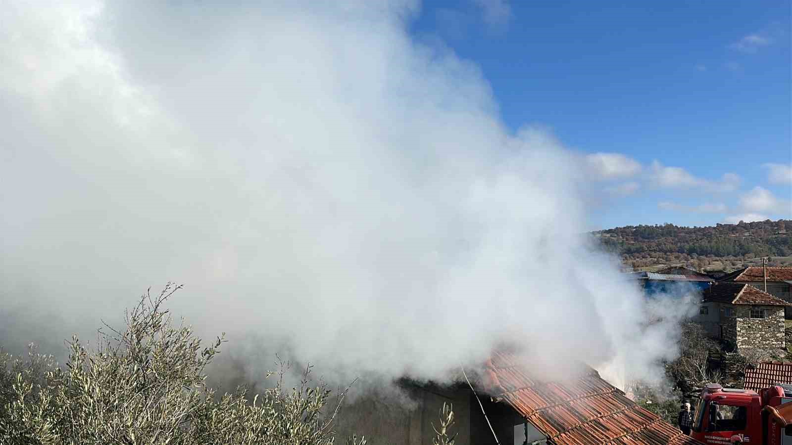 Uşak’ta müstakil bir ev yanarak küle döndü
