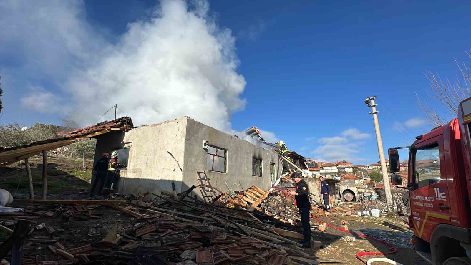 Uşak’ta müstakil bir ev yanarak küle döndü
