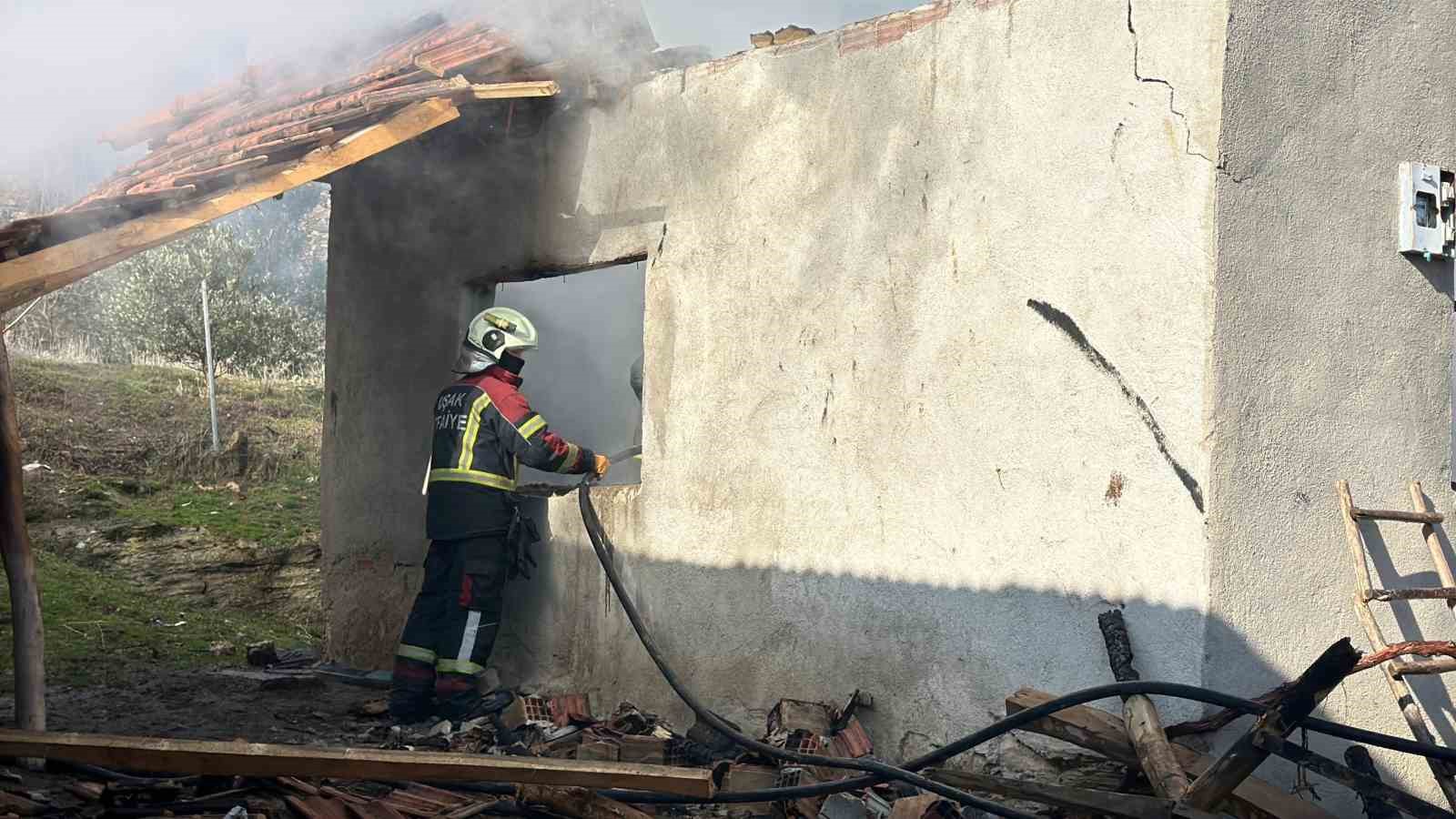 Uşak’ta müstakil bir ev yanarak küle döndü
