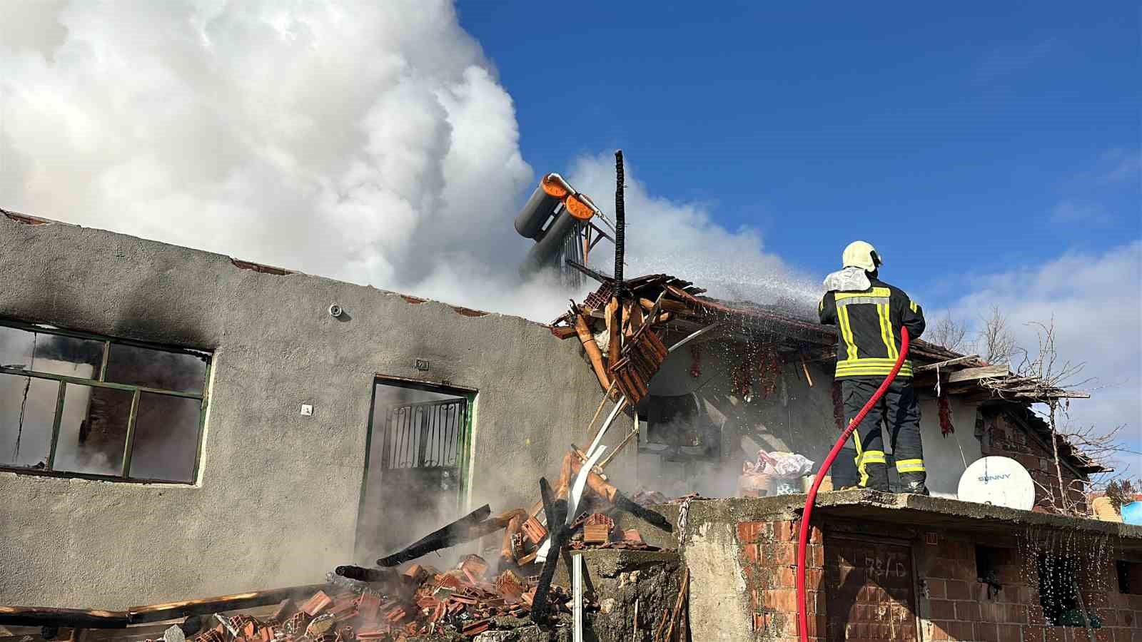 Uşak’ta müstakil bir ev yanarak küle döndü
