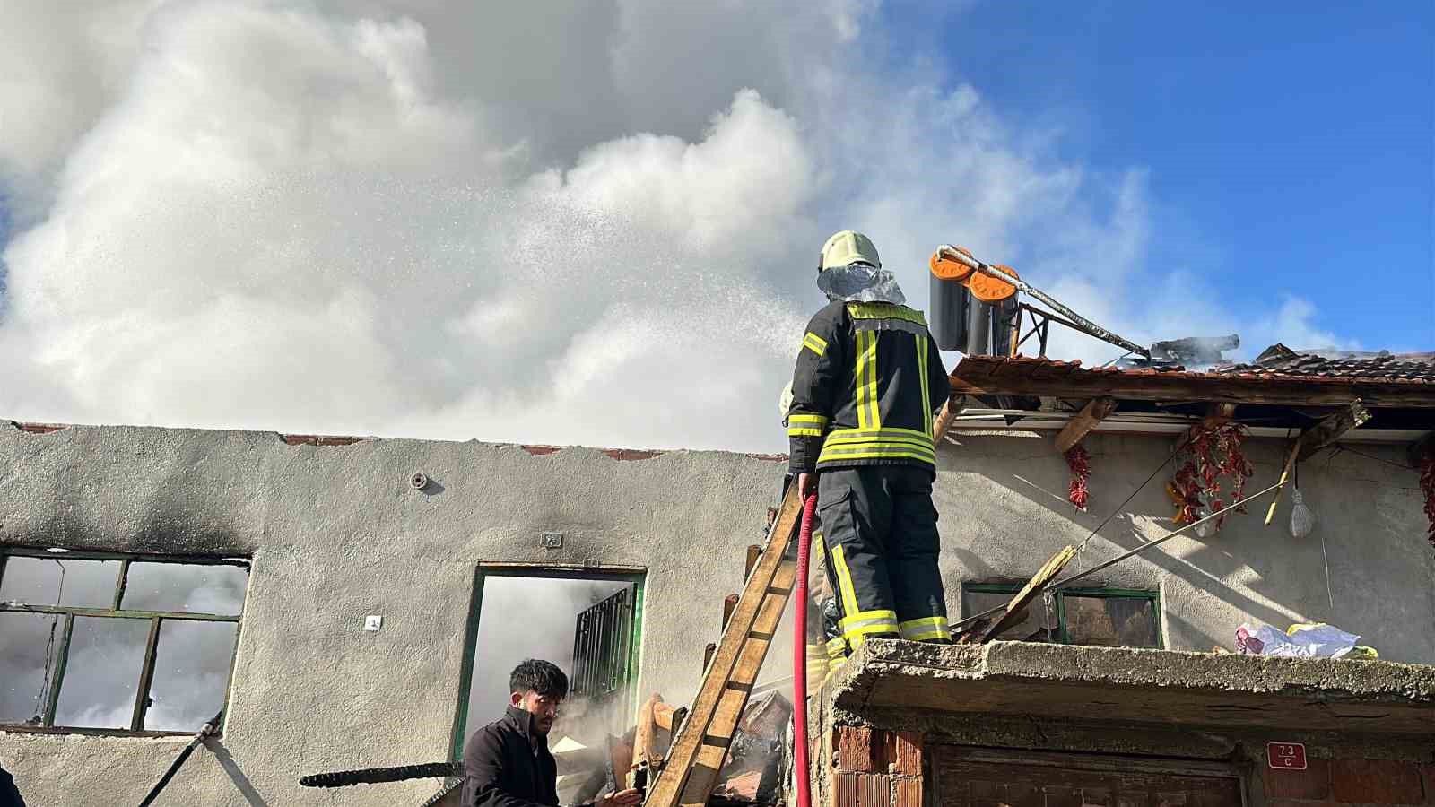 Uşak’ta müstakil bir ev yanarak küle döndü
