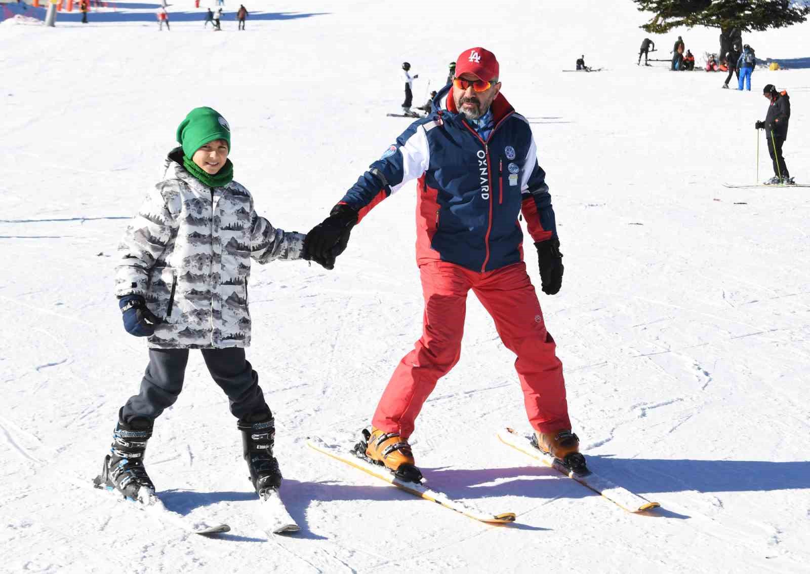 Osmangazi’deki çocuklar kayak yapmayı öğreniyor
