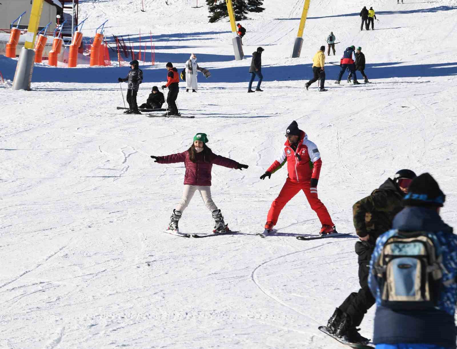 Osmangazi’deki çocuklar kayak yapmayı öğreniyor
