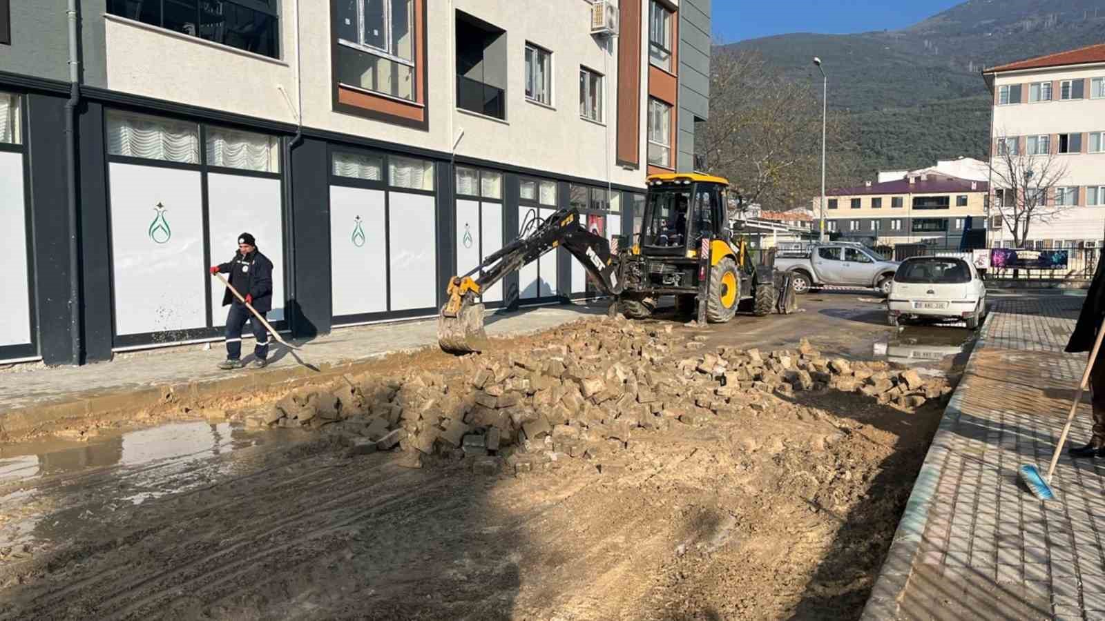 Gemlik Belediyesi’nden asfalt ve kaldırım atağı
