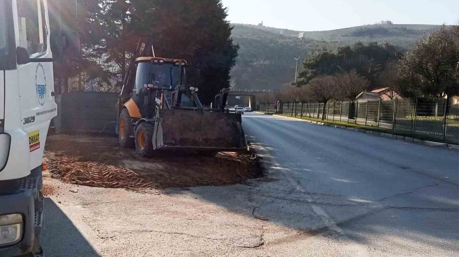 Gemlik Belediyesi’nden asfalt ve kaldırım atağı
