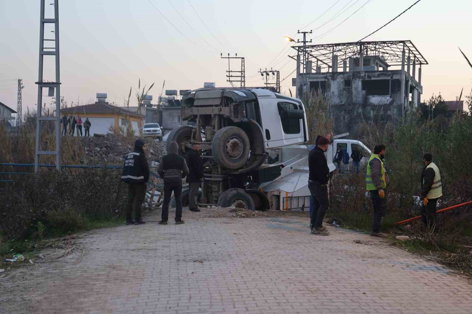 Hafriyat kamyonu geçtiği esnada köprü çöktü
