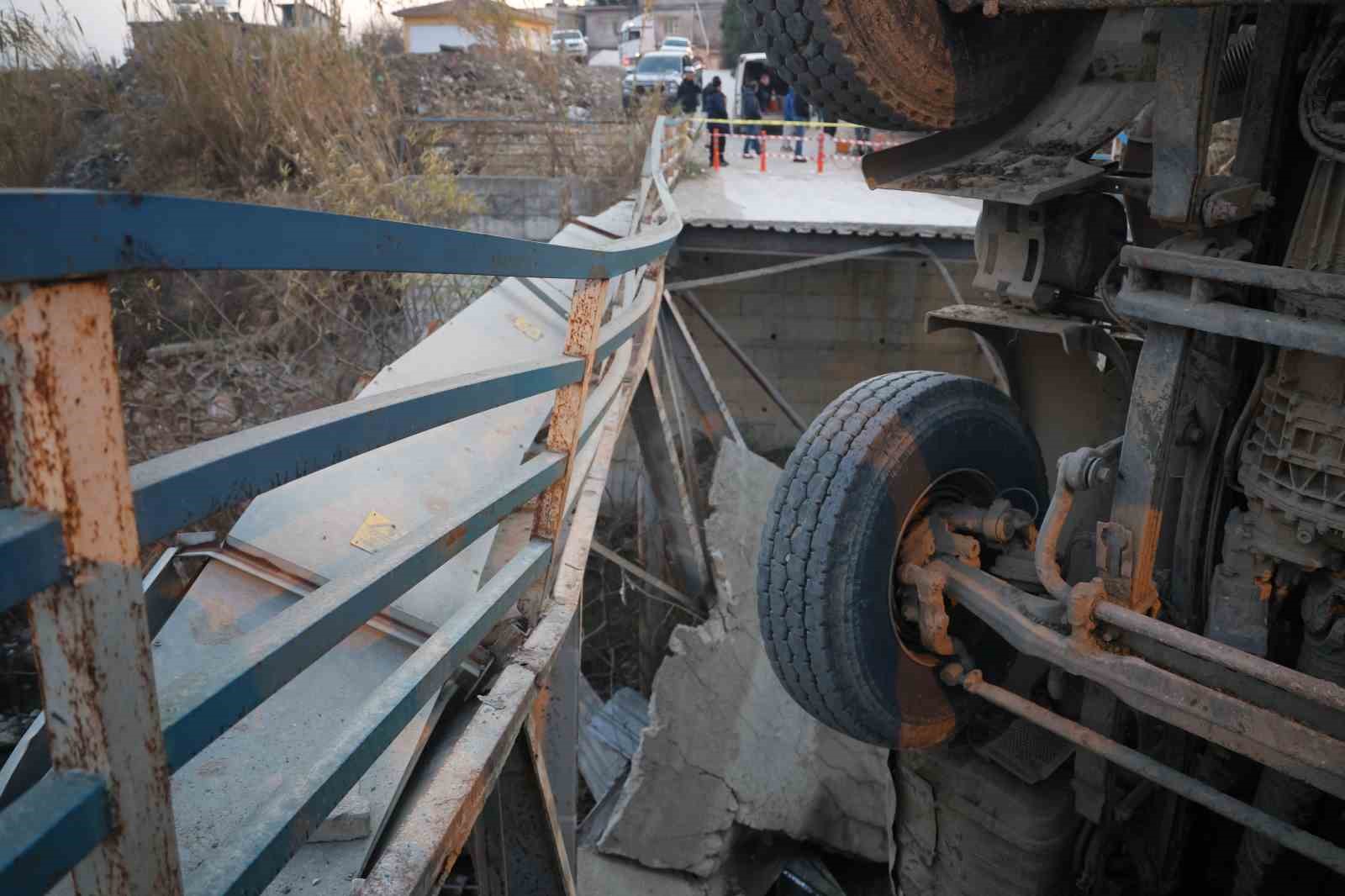 Hafriyat kamyonu geçtiği esnada köprü çöktü
