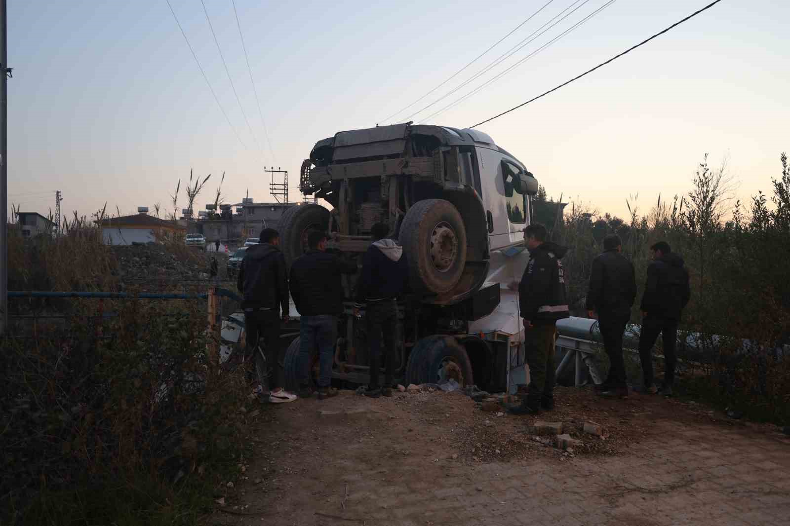 Hafriyat kamyonu geçtiği esnada köprü çöktü
