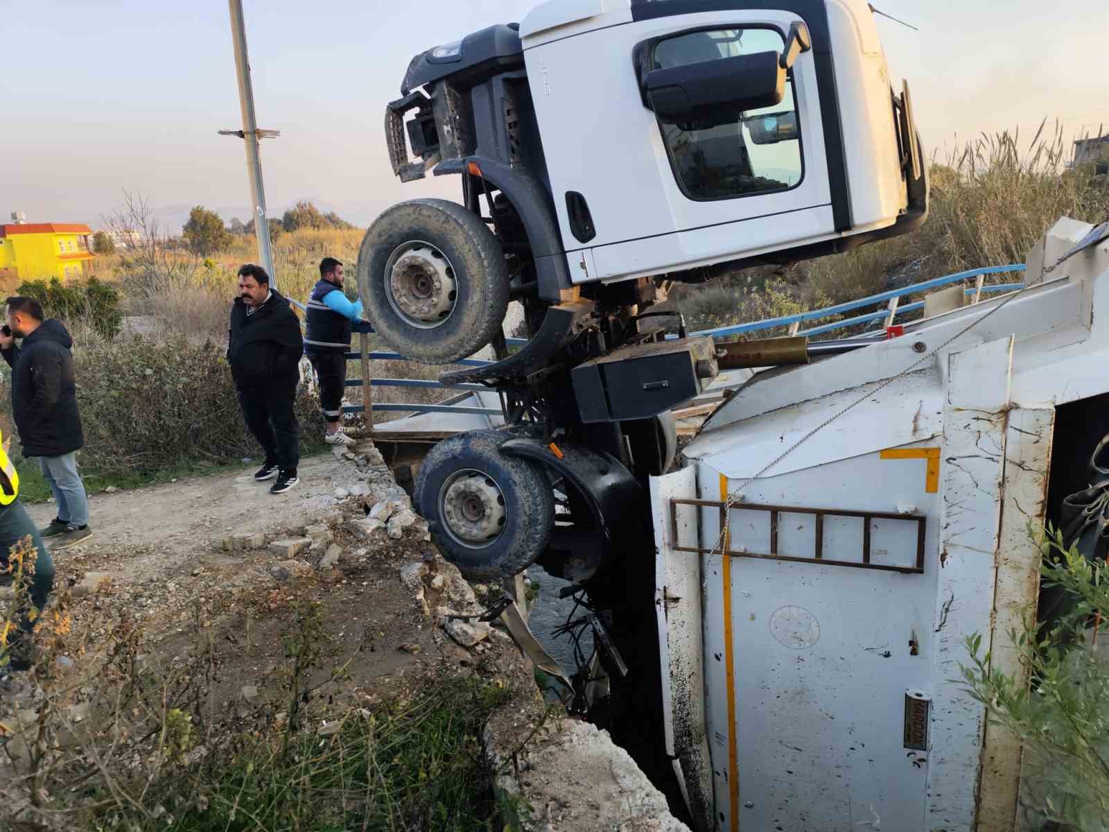 Hafriyat kamyonu geçtiği esnada köprü çöktü
